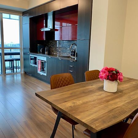 Central Toronto Suite - Free Parking, City Views, Near Cn Tower Exteriör bild