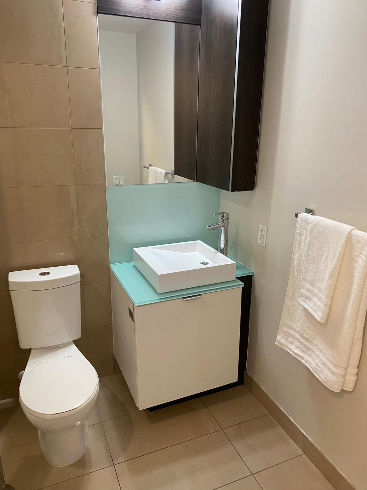 Central Toronto Suite - Free Parking, City Views, Near Cn Tower Exteriör bild