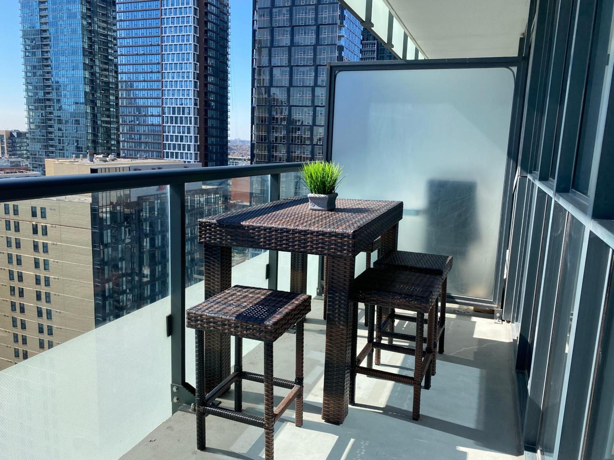 Central Toronto Suite - Free Parking, City Views, Near Cn Tower Exteriör bild