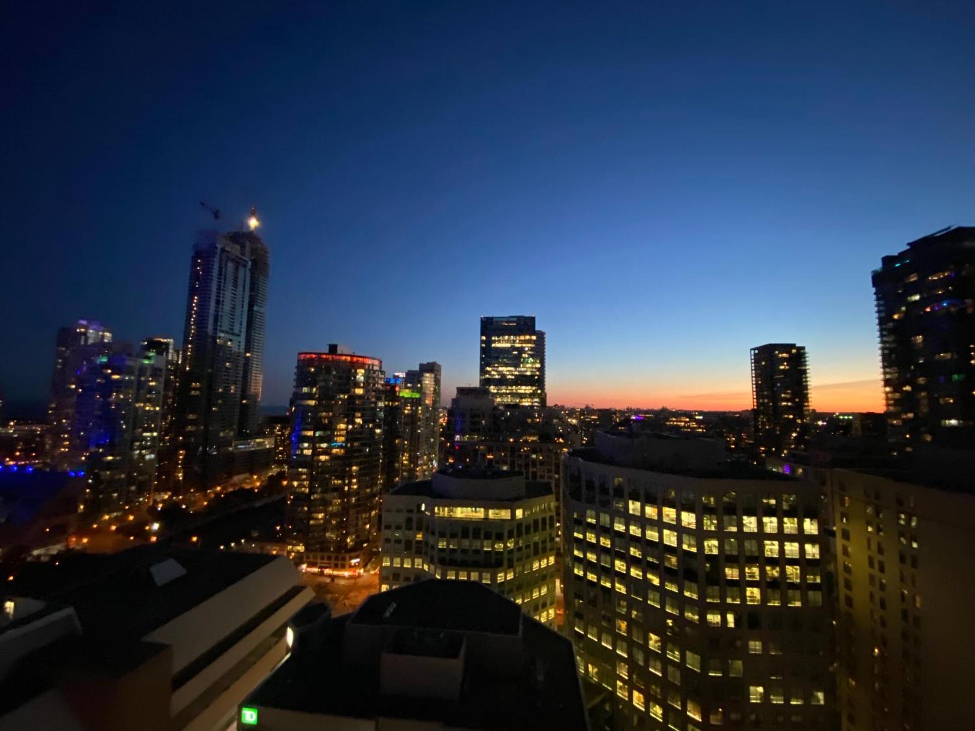 Central Toronto Suite - Free Parking, City Views, Near Cn Tower Exteriör bild