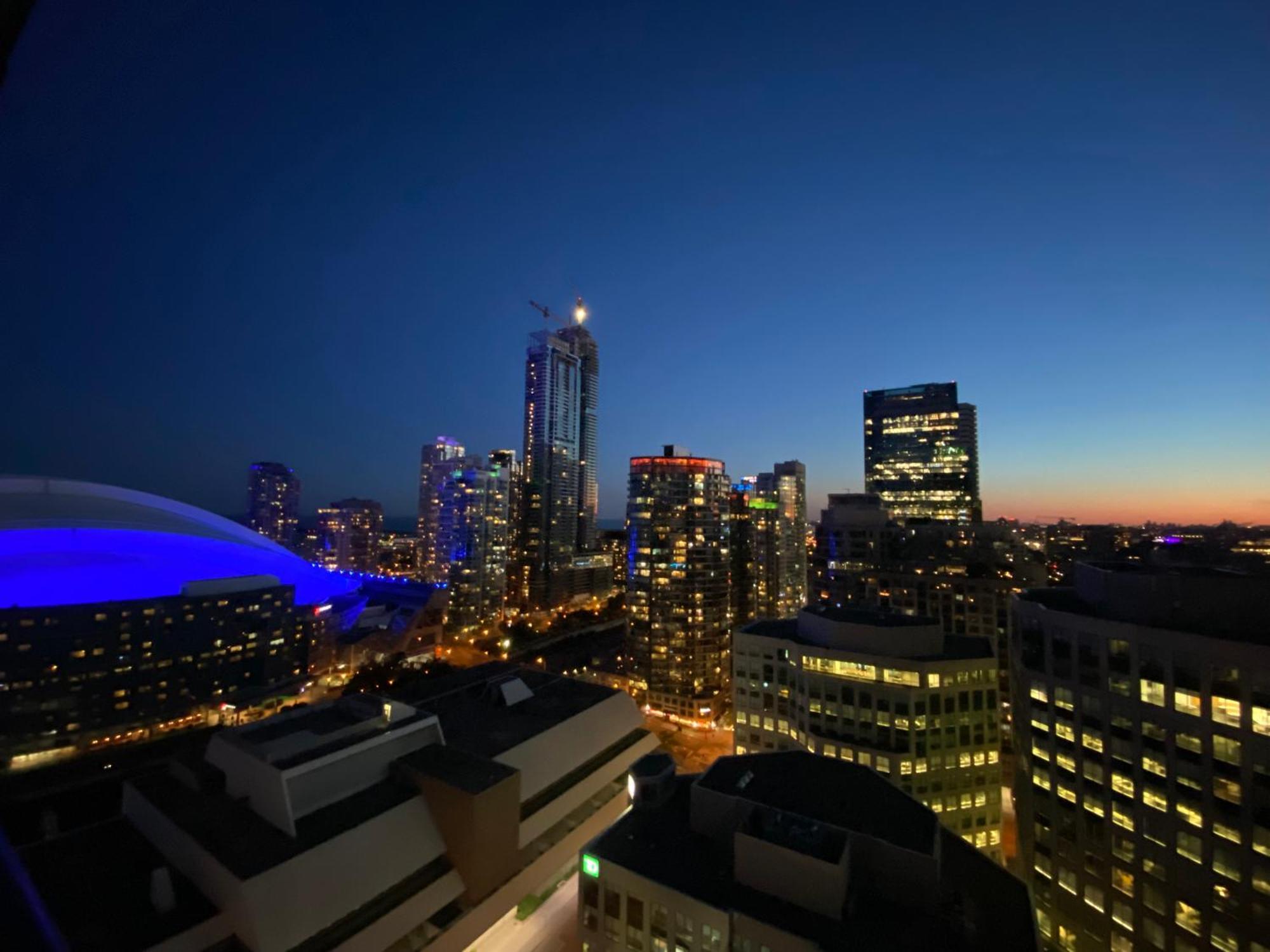 Central Toronto Suite - Free Parking, City Views, Near Cn Tower Exteriör bild