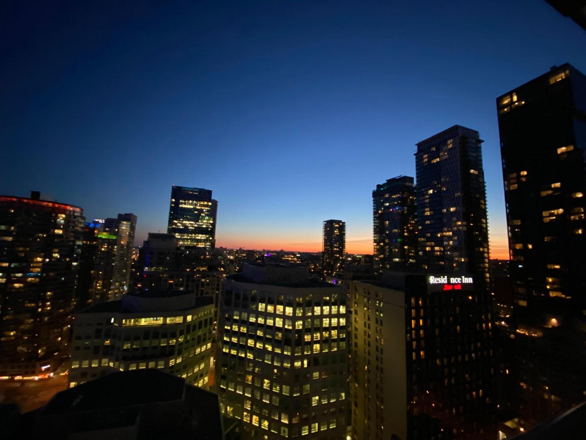 Central Toronto Suite - Free Parking, City Views, Near Cn Tower Exteriör bild