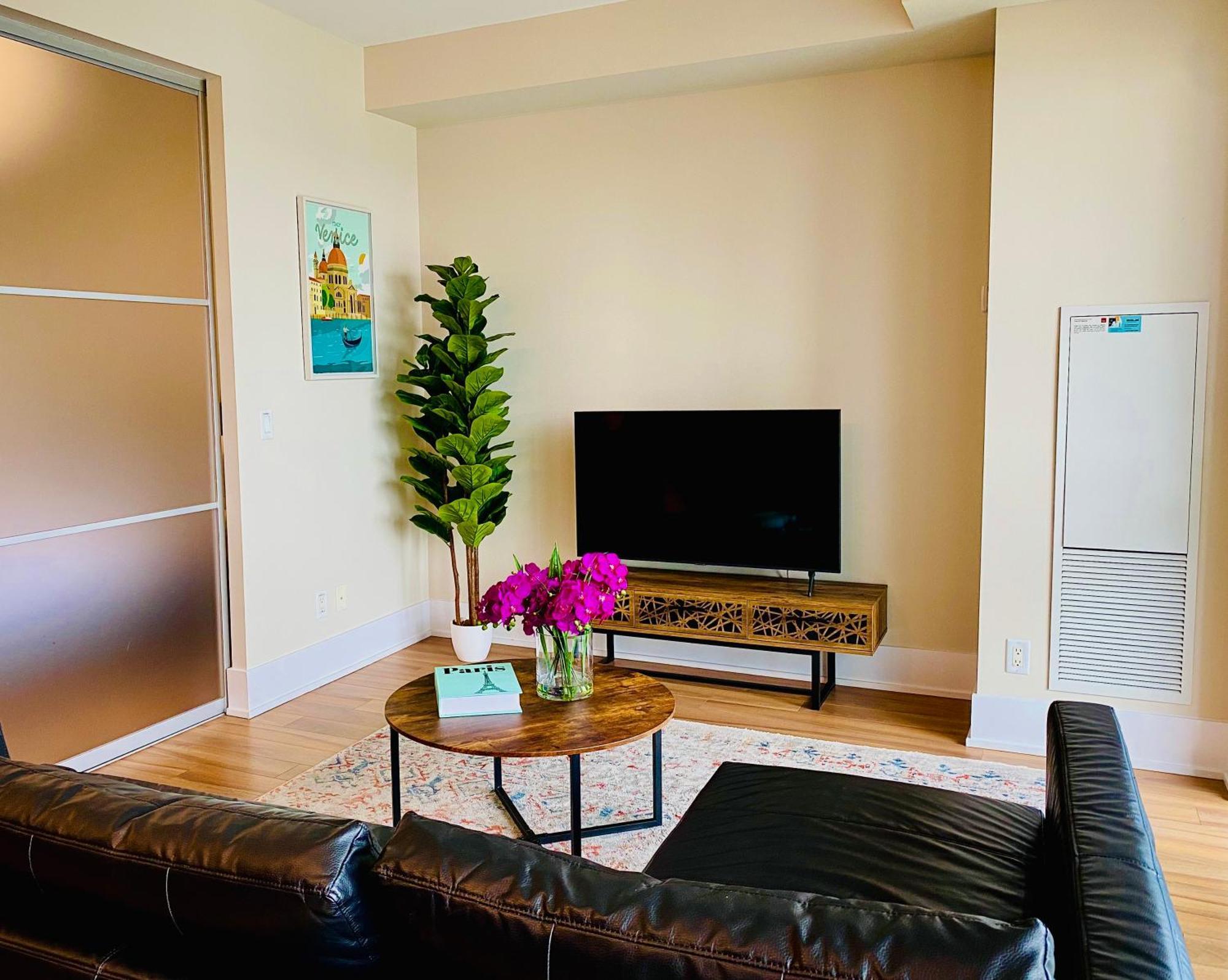 Central Toronto Suite - Free Parking, City Views, Near Cn Tower Exteriör bild